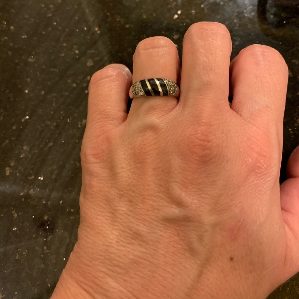 Sterling silver and black ring, VGUC
